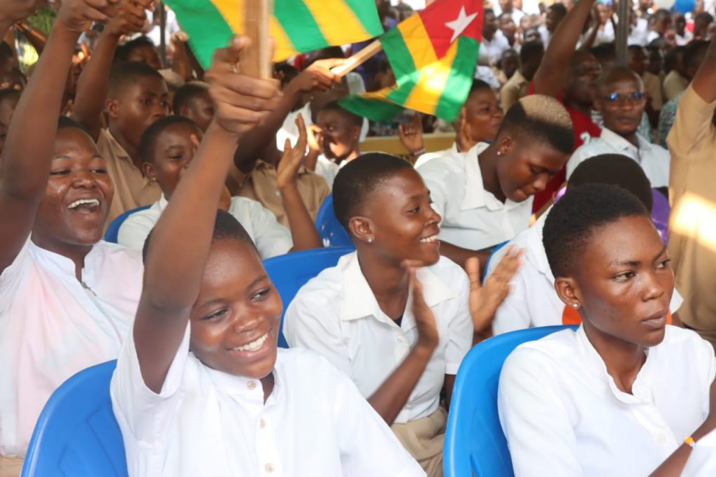 Dans le cadre de la rentrée scolaire 2025 – 2026, le Ministre des Enseignements Primaire et Secondaire a pris, en date du 10 septembre 2025, trois mesures importantes à l’endroit des directeurs régionaux de l’éducation, des inspecteurs, des chefs d’établissements, des conseillers pédagogiques et des enseignants. Ces décisions visent à renforcer la qualité de l’enseignement et à mieux accompagner les élèves dans leur parcours scolaire.