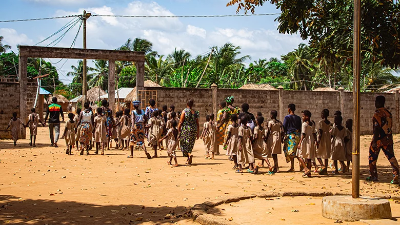 De jeunes écolières en uniformes, à la sortie des classes