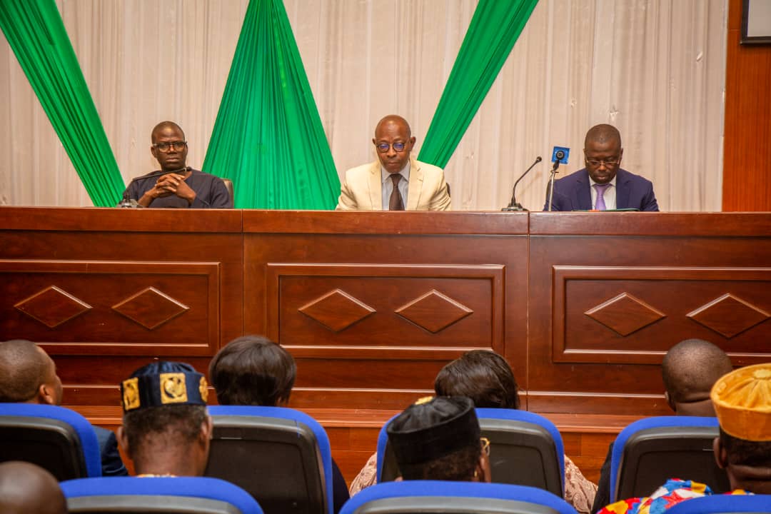 Un atelier de sensibilisation a réuni les membres des commissions déconcentrées à la réalisation de la carte scolaire de Grand Lomé, ce mardi 22 octobre 2024, à l’auditorium des trois ministères. Cet atelier, le premier d’une série qui couvrira toutes les préfectures du pays, a été présidé par le Ministre de l’enseignement technique, de la formation professionnelle et de l’apprentissage (METFPA), Isaac TCHIAKPE. Il s'inscrit dans le cadre du processus de mise en place de la carte scolaire, un outil de planification lancé par le Togo en 2018, destiné à la programmation des besoins futurs dans le secteur de l’éducation