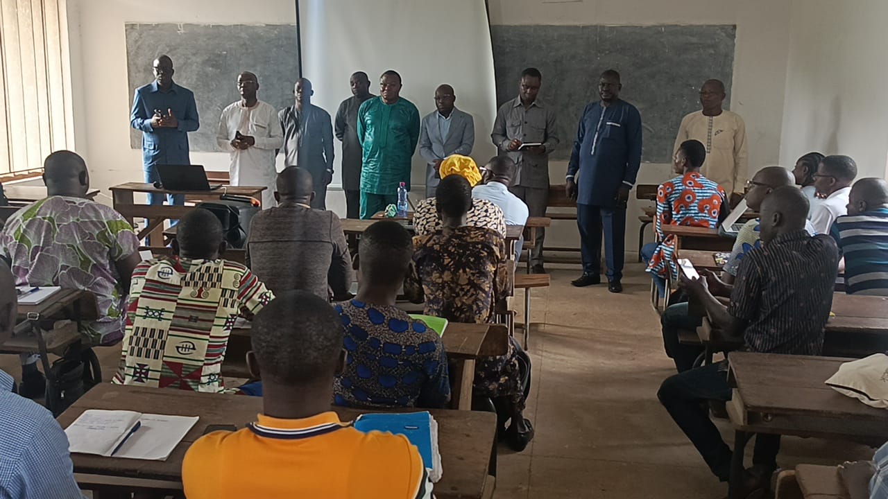 Ce lundi 1er septembre 2025, les salles de conférence des établissements retenus dans chacune des 7 régions éducatives du Togo ont abrité le lancement officiel de la formation préparatoire des candidats admissibles au Concours de Recrutement des Enseignants (CREF 2024). Cette session est organisée par le Ministère des Enseignements Primaire et Secondaire, avec l’appui du Ministère de la Réforme du Service Public, du Travail et du Dialogue Social et du Ministère de l’Economie des Finances. 