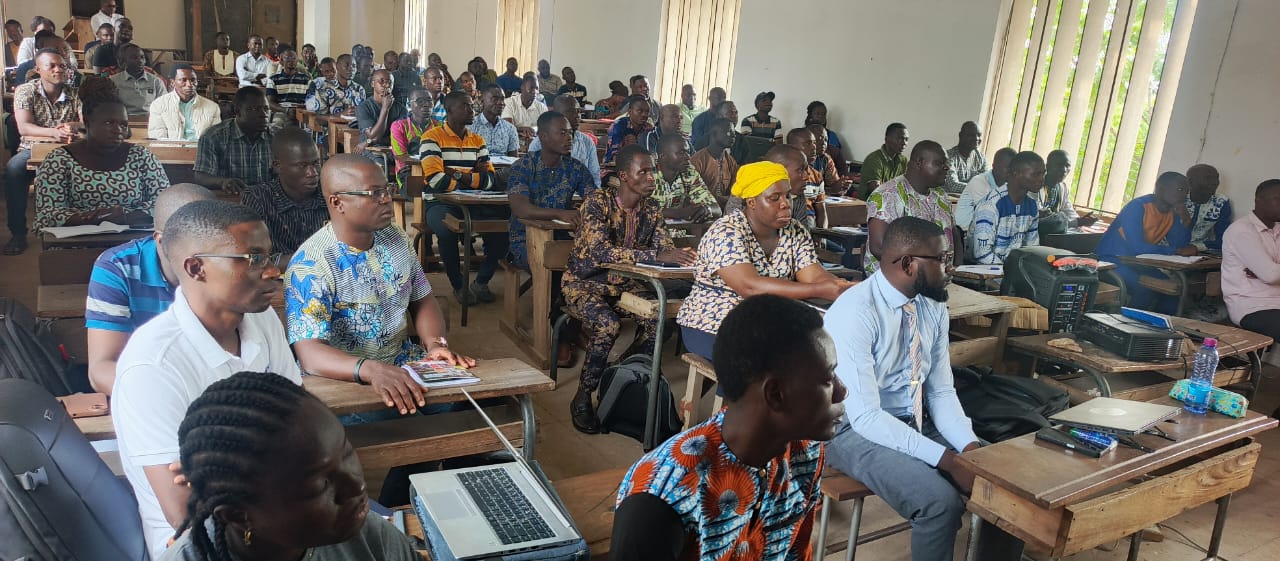 Ce lundi 1er septembre 2025, les salles de conférence des établissements retenus dans chacune des 7 régions éducatives du Togo ont abrité le lancement officiel de la formation préparatoire des candidats admissibles au Concours de Recrutement des Enseignants (CREF 2024). Cette session est organisée par le Ministère des Enseignements Primaire et Secondaire, avec l’appui du Ministère de la Réforme du Service Public, du Travail et du Dialogue Social et du Ministère de l’Economie des Finances.