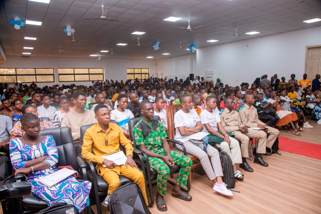 La politique du Gouvernement Togolais, sous la haute impulsion du Président du Conseil, Faure Essozimna GNASSINGBE, en matière d’excellence en milieu scolaire repose sur une série d’initiatives ambitieuses visant à transformer le système éducatif et à promouvoir la qualité, l’équité et l’innovation.
