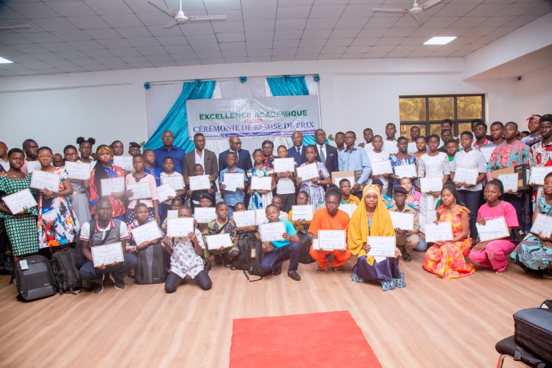 La politique du Gouvernement Togolais, sous la haute impulsion du Président du Conseil, Faure Essozimna GNASSINGBE, en matière d’excellence en milieu scolaire repose sur une série d’initiatives ambitieuses visant à transformer le système éducatif et à promouvoir la qualité, l’équité et l’innovation.