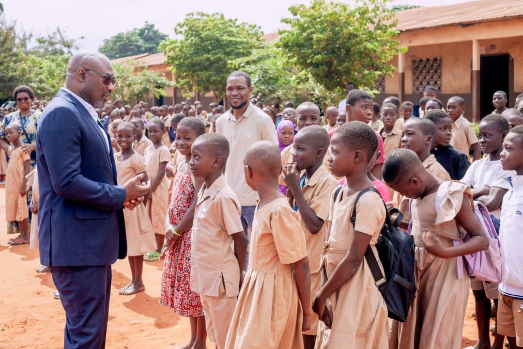 Après plusieurs mois de vacances, les élèves de tout le territoire national ont repris le chemin de l’école ce lundi 15 septembre, marquant le début de l’année scolaire 2025–2026. Pour s’assurer du bon déroulement des activités pédagogiques dès les premières heures, le Ministre des Enseignements Primaire et Secondaire, accompagné du Gouverneur du District Autonome du Grand Lomé, a effectué une tournée dans certains établissements scolaires de la capitale afin de constater l’effectivité de la reprise des cours et de s’assurer des conditions d’accueil des apprenants.