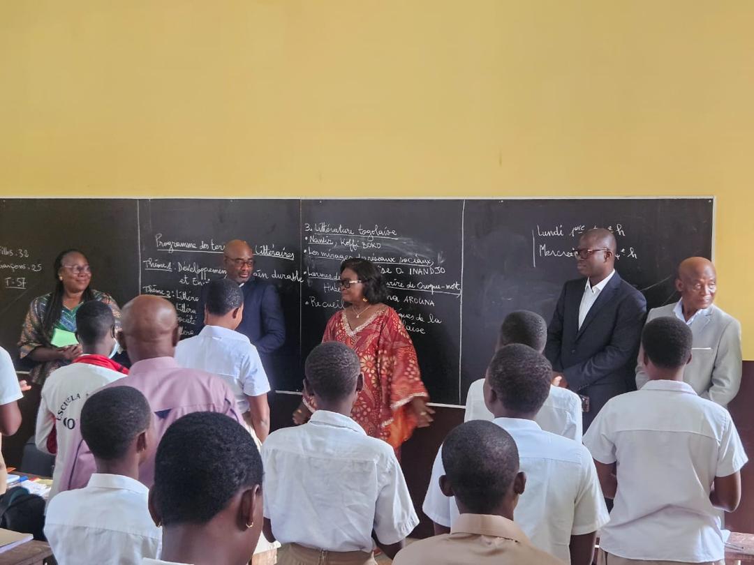 Après plusieurs mois de vacances, les élèves de tout le territoire national ont repris le chemin de l’école ce lundi 15 septembre, marquant le début de l’année scolaire 2025–2026. Pour s’assurer du bon déroulement des activités pédagogiques dès les premières heures, le Ministre des Enseignements Primaire et Secondaire, accompagné du Gouverneur du District Autonome du Grand Lomé, a effectué une tournée dans certains établissements scolaires de la capitale afin de constater l’effectivité de la reprise des cours et de s’assurer des conditions d’accueil des apprenants.