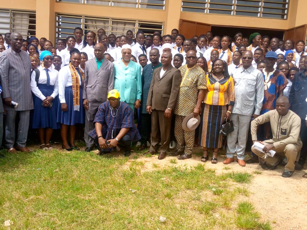 Ce vendredi 3 octobre 2025, les cinq Écoles Normales de Formation des Professeurs d’Ecole (ENFPE) du Togo ont organisé simultanément la cérémonie de clôture de la formation des élèves professeurs de la promotion 2023-2025. À Adéta, préfecture de Kpélé, comme dans les autres ENFPE, cette journée a marqué l’aboutissement de deux années de formation, de rigueur, de discipline et d’apprentissage. Devant les autorités administratives, éducatives et locales, les lauréats ont reçu leurs attestations, témoignant de leur passage du statut d’élèves professeurs à celui d’enseignants pleinement qualifiés et prêts à intégrer le terrain.