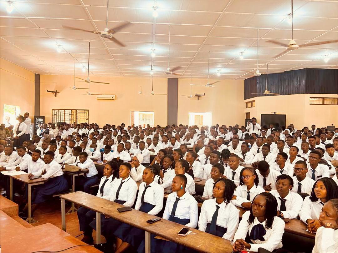 Le Ministre de l’Éducation nationale, M. Mama OMOROU, a procédé, ce lundi 27 octobre 2025, au lancement officiel de la rentrée de la quatrième cohorte des élèves-professeurs d’école (EPE) à Notsè, chef-lieu de la préfecture de Haho. La cérémonie a été marquée par la présence de plusieurs autorités administratives, locales et éducatives.