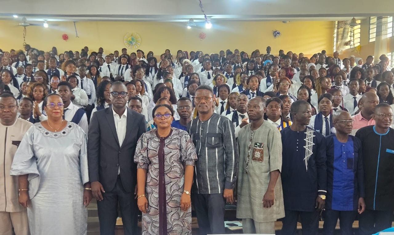 Ce vendredi 3 octobre 2025, les cinq Écoles Normales de Formation des Professeurs d’Ecole (ENFPE) du Togo ont organisé simultanément la cérémonie de clôture de la formation des élèves professeurs de la promotion 2023-2025. À Adéta, préfecture de Kpélé, comme dans les autres ENFPE, cette journée a marqué l’aboutissement de deux années de formation, de rigueur, de discipline et d’apprentissage. Devant les autorités administratives, éducatives et locales, les lauréats ont reçu leurs attestations, témoignant de leur passage du statut d’élèves professeurs à celui d’enseignants pleinement qualifiés et prêts à intégrer le terrain.