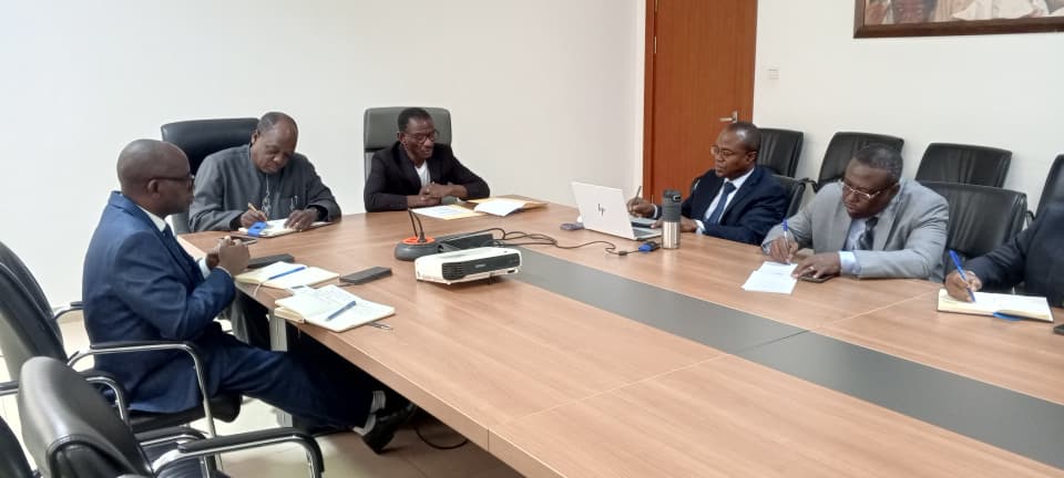 Le Ministre de l’Education Nationale, Mama Omorou et son Ministre Délégué chargé de l’Enseignement Supérieur et de la Recherche Scientifique, Prof. Gado Tchangbedji ont rencontré ce mercredi 10 décembre, les acteurs clés de l’Ecole Polytechnique de Lomé (EPL) lors d’une séance de travail au Ministère de l’Education Nationale. La séance qui visait à poser les bases d’une amélioration des offres de l’EPL a rassemblé autour des deux ministres, le Premier Vice-Président de l’Université de Lomé, Prof. Komlan Batawila, les deux Directeurs Adjoints de l’EPL, Prof. Tchamye Boroze et Prof. Adekunlé Akim Salami, et le Directeur de l’École d’Ingénierie de l’Université du Québec à Trois-Rivières (UQTR) au Canada, Prof. Kodjo Agbossou, sollicité par le Ministre de l’Education Nationale pour un partage d’expériences et pour l’accompagnement de l’EPL dans son cheminement vers le renforcement de ses capacités