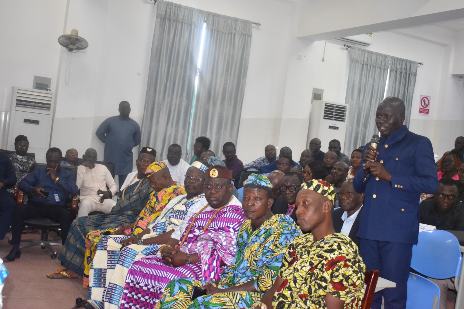 Démarrée le 10 décembre 2025 dans la région Centrale, la tournée stratégique de prise de contact du ministre de l’Éducation nationale, Mama Omorou, s’est achevée ce mardi 23 décembre 2025 au Lycée de Tokoin pour le compte de l’étape du Grand Lomé, après celle de la région Maritime le lundi 22. Cette démarche a permis au ministre de rencontrer, sur toute l’étendue du territoire, les acteurs déconcentrés du système éducatif afin d’instaurer un dialogue direct et constructif.