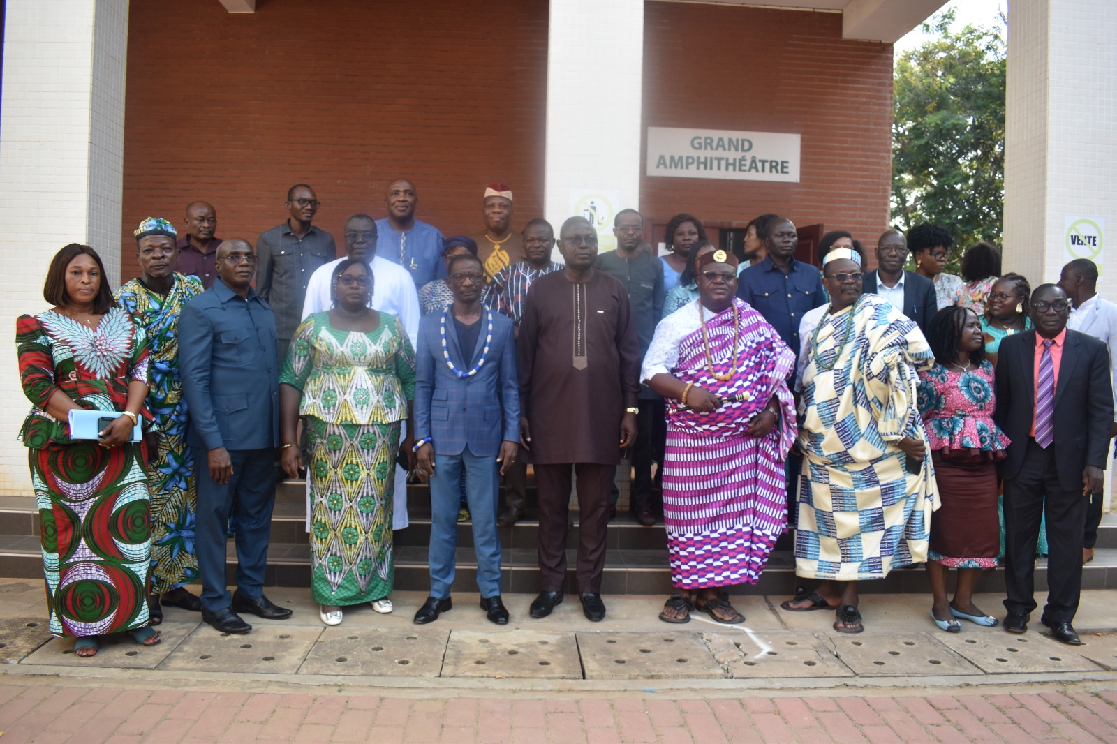 Démarrée le 10 décembre 2025 dans la région Centrale, la tournée stratégique de prise de contact du ministre de l’Éducation nationale, Mama Omorou, s’est achevée ce mardi 23 décembre 2025 au Lycée de Tokoin pour le compte de l’étape du Grand Lomé, après celle de la région Maritime le lundi 22. Cette démarche a permis au ministre de rencontrer, sur toute l’étendue du territoire, les acteurs déconcentrés du système éducatif afin d’instaurer un dialogue direct et constructif.