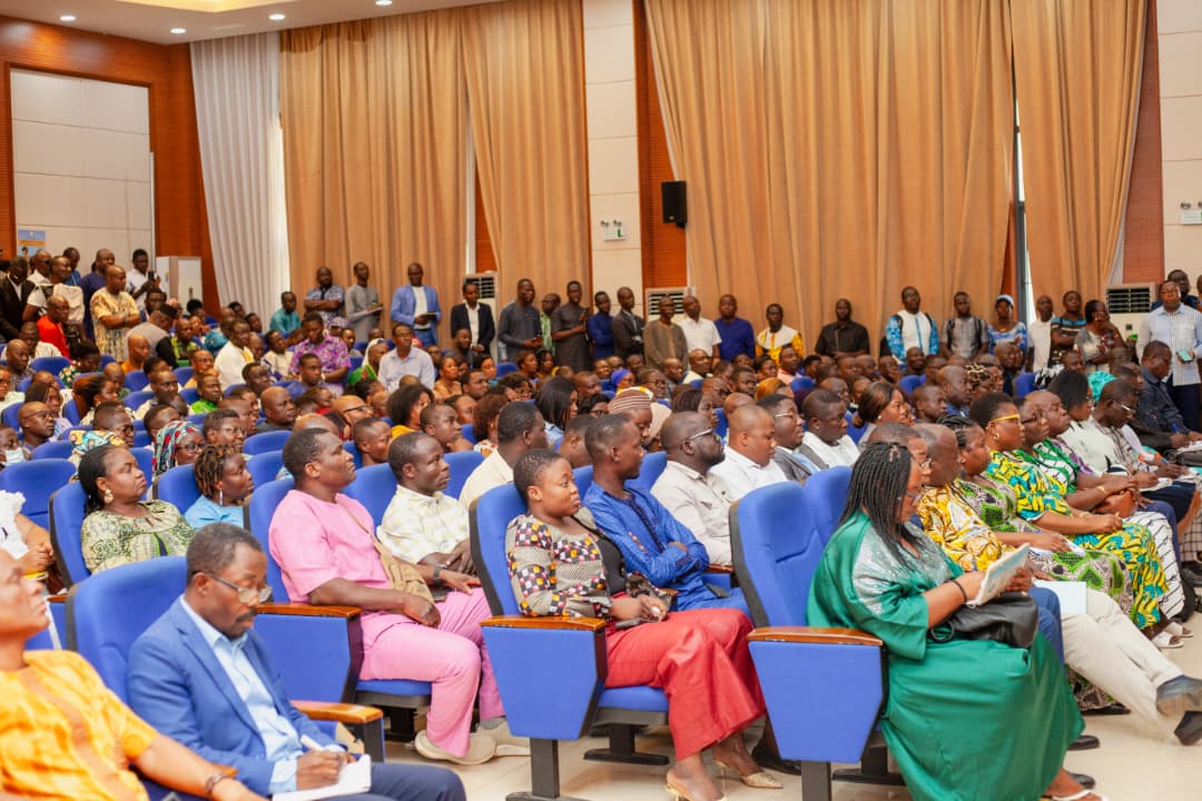 Le Ministre de l’Éducation Nationale Mama OMOROU a tenu, le 28 novembre dernier, une séance d’échanges avec le personnel des trois sous-secteurs placés sous la tutelle de son département ministériel. Cette séance s’inscrit dans le cadre de sa série de rencontres destinées à renforcer le dialogue avec les acteurs de l’écosystème éducatif