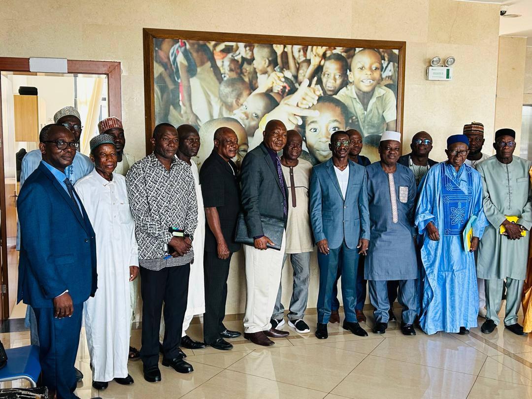 Dans la dynamique impulsée par le Président du Conseil, SEM. Faure Essozimna GNASSINGBE, le Ministre de l’Éducation Nationale, Mama OMOROU, et son Ministre délégué chargé de l'Enseignement Supérieur et de la Recherche Scientifique Professeur Gado TCHANGBEDJI placent le dialogue et la concertation au centre de leurs actions. Ce jeudi 04 décembre, dans le cadre de leurs séries de rencontres avec les acteurs de l’écosystème éducatif, ils ont échangé avec l’Union des Fondateurs des Écoles Privées Laïques du Togo (UFEPLAT), marquant une étape importante dans la collaboration entre l’État et les acteurs privés du secteur éducatif