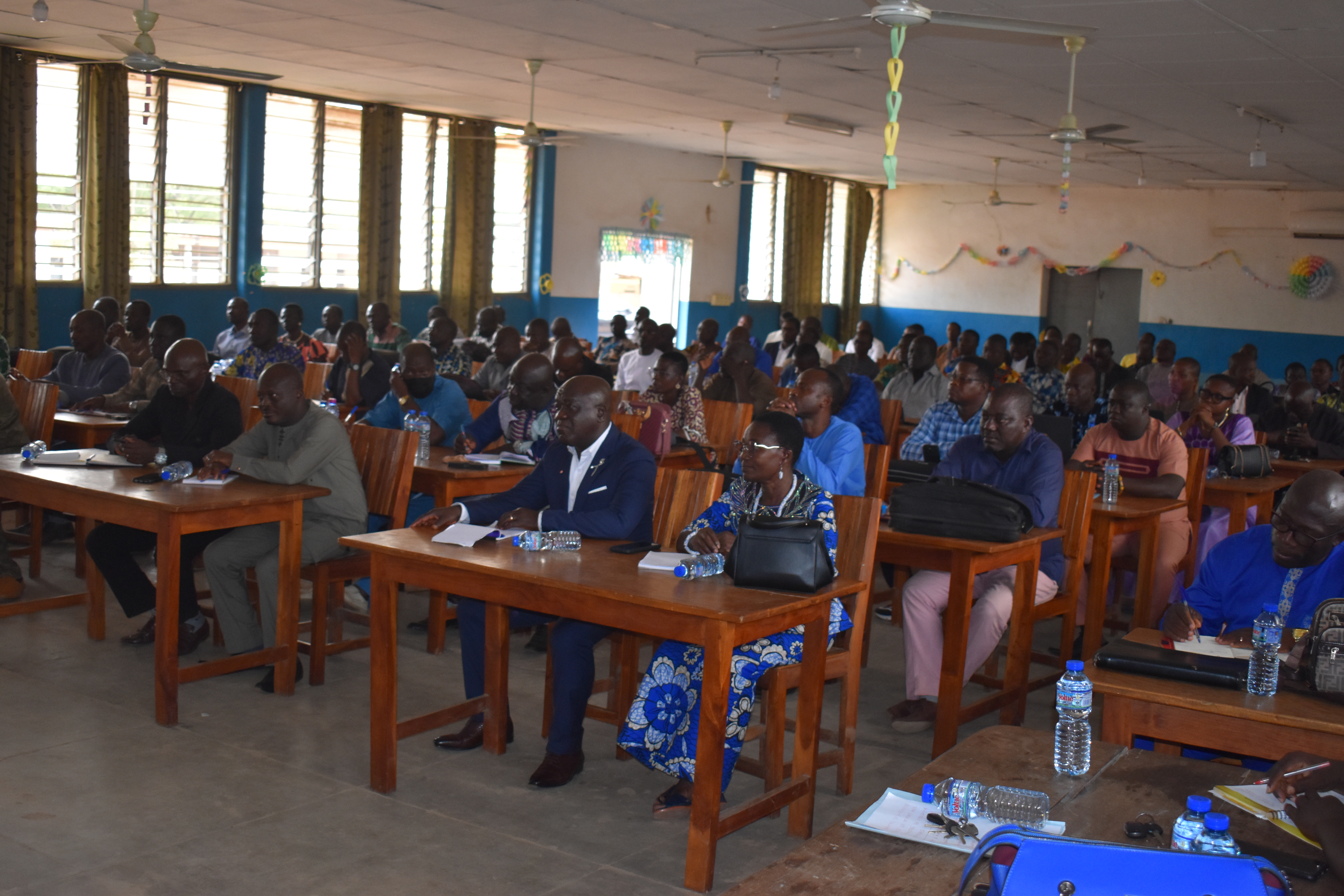 Après une série de rencontres avec les différents acteurs du secteur éducatif à son cabinet, le ministre de l’Éducation nationale, Mama Omorou, a entamé la première phase de sa tournée nationale de prise de contact avec les acteurs clés de l’éducation. Cette première étape intervenue ces 11 et 12 décembre a concerné les régions Centrale, de la Kara et des Savanes ; une première phase qui marque clairement la volonté du ministre d’installer une gestion ouverte, participative et rigoureuse du système éducatif, en accord avec la vision du Président du Conseil.