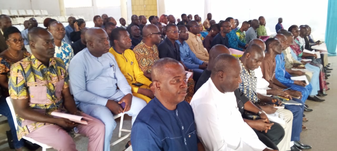 Engagé dans la mise en œuvre de la Vison du Président du Conseil, pour une éducation inclusive et de qualité à l’horizon 2030, le ministre de l’Éducation nationale, Mama Omorou, poursuit sa tournée de dialogue stratégique avec les acteurs du niveau déconcentré. Le vendredi 19 décembre 2025, le ministre a effectué la deuxième étape de cette tournée, dans les régions des Plateaux Est et Ouest. L’objectif est d’aller au contact de ses administrés en régions, partager avec eux les grandes orientations de sa feuille de route et renforcer ainsi la concertation et la gouvernance du système éducatif