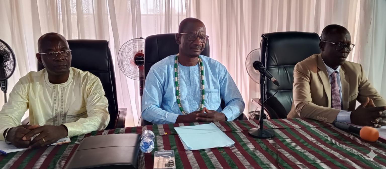 Engagé dans la mise en œuvre de la Vison du Président du Conseil, pour une éducation inclusive et de qualité à l’horizon 2030, le ministre de l’Éducation nationale, Mama Omorou, poursuit sa tournée de dialogue stratégique avec les acteurs du niveau déconcentré. Le vendredi 19 décembre 2025, le ministre a effectué la deuxième étape de cette tournée, dans les régions des Plateaux Est et Ouest. L’objectif est d’aller au contact de ses administrés en régions, partager avec eux les grandes orientations de sa feuille de route et renforcer ainsi la concertation et la gouvernance du système éducatif