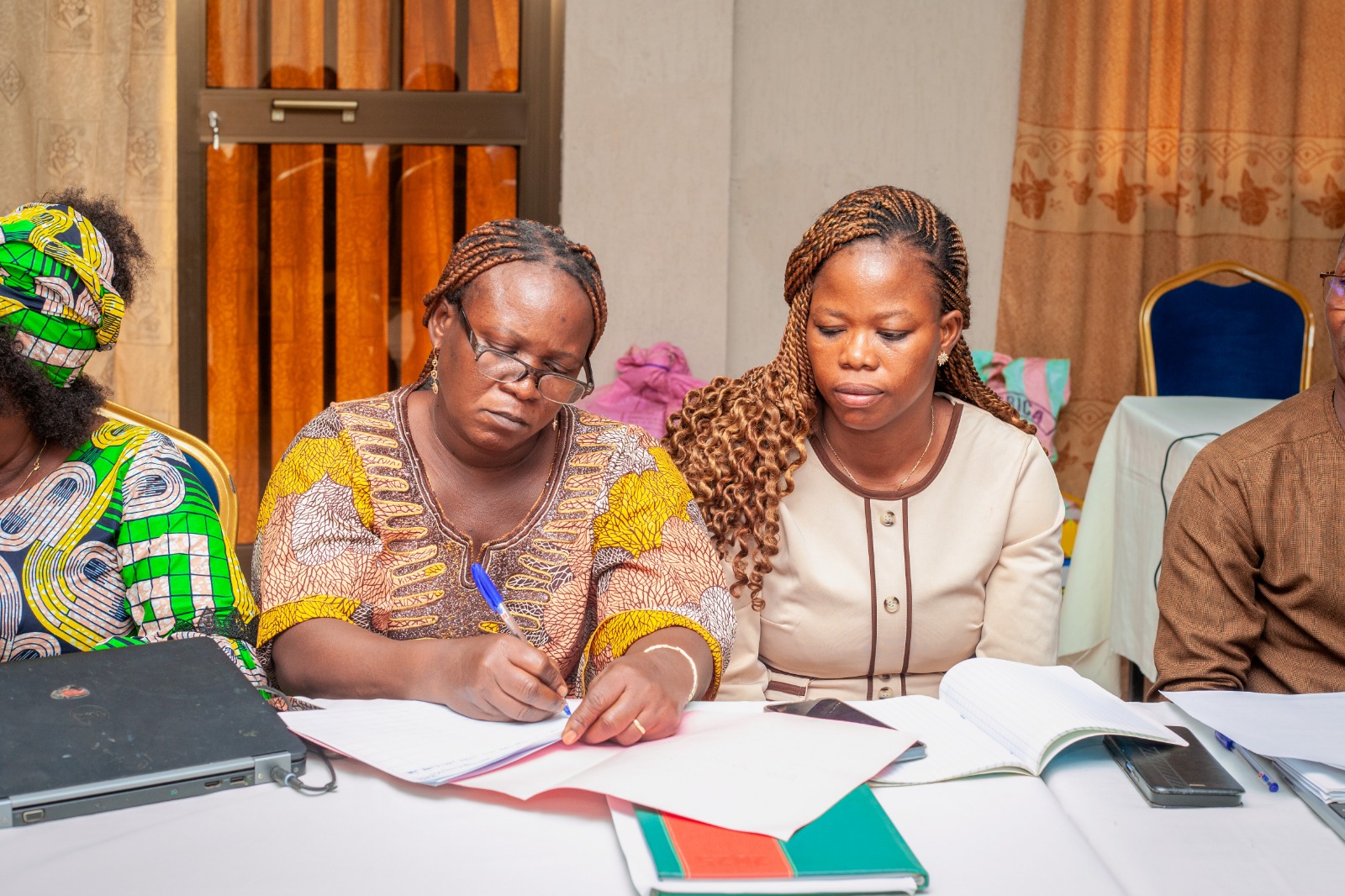 Un atelier national de rédaction des items des niveaux des échelles de compétences du préscolaire du ministère de l’éducation nationale se tient à Tsévié du 26 au 30 janvier 2026, sous la coordination du Centre National d’Évaluation des Apprentissages (CNEA), avec l’appui du Projet d’Amélioration de la Qualité et de l’Équité de l’Éducation de Base (PAQEEB). Cette activité s’inscrit dans la mise en œuvre des réformes visant à renforcer le dispositif national d’évaluation des apprentissages, conformément aux orientations du Plan Sectoriel de l’Éducation, dans la vision de la feuille de route gouvernementale 2020-2025.