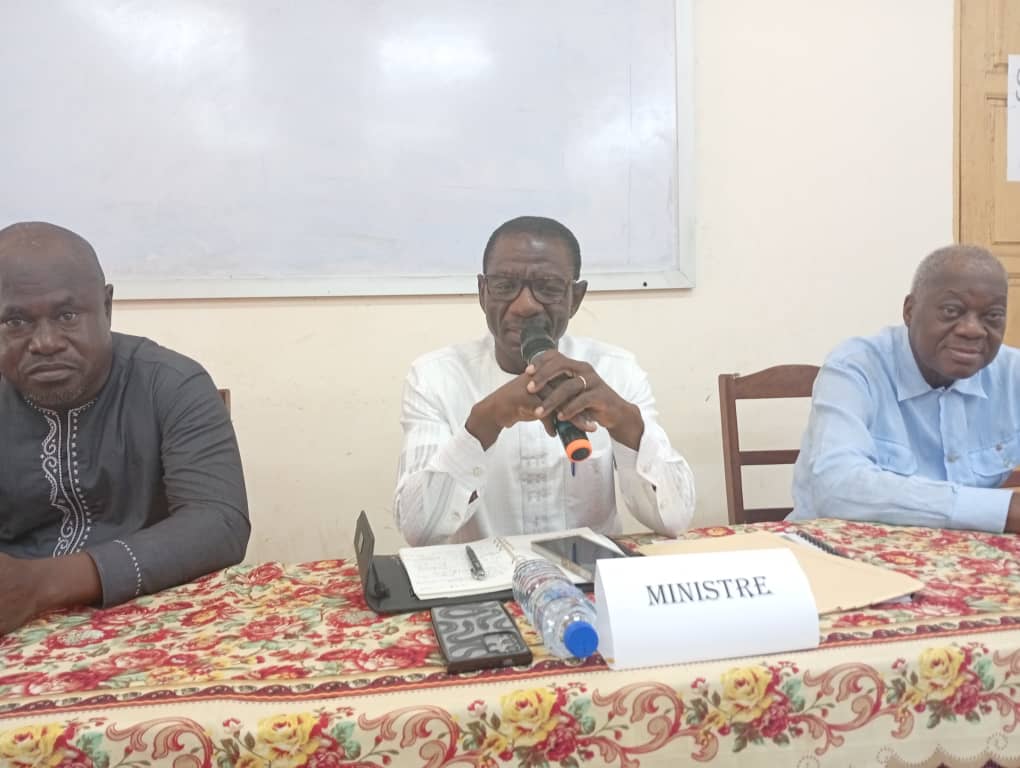 Le ministre de l’éducation nationale était en visite, ce vendredi 27 février 2026, au Lycée d’enseignement technique et professionnel (LETP) d’Aneho-Glidji. S’inscrivant dans une logique de co-construction d’une école de qualité où tous les acteurs jouent leur rôle, Mama Omorou fait de la visite des établissements, un élément important de sa gouvernance. Après une centaine d’établissements visités depuis sa nomination, Mama Omorou était ce vendredi au LETP d’Aného-Glidji, aux côtés du Préfet des Lacs, du Maire de la Commune des Lacs 1, de la Directrice de l’Enseignement secondaire technique, du Chef d’inspection et des membres de l’administration dudit lycée.