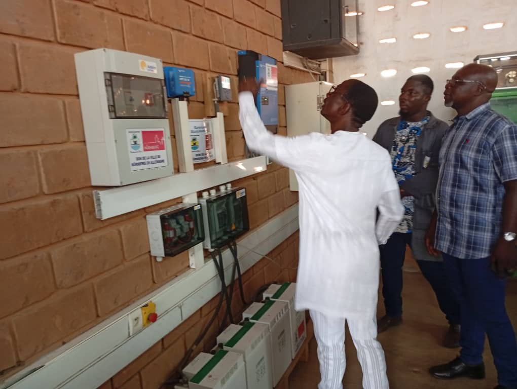 Le ministre de l’éducation nationale était en visite, ce vendredi 27 février 2026, au Lycée d’enseignement technique et professionnel (LETP) d’Aneho-Glidji. S’inscrivant dans une logique de co-construction d’une école de qualité où tous les acteurs jouent leur rôle, Mama Omorou fait de la visite des établissements, un élément important de sa gouvernance. Après une centaine d’établissements visités depuis sa nomination, Mama Omorou était ce vendredi au LETP d’Aného-Glidji, aux côtés du Préfet des Lacs, du Maire de la Commune des Lacs 1, de la Directrice de l’Enseignement secondaire technique, du Chef d’inspection et des membres de l’administration dudit lycée.