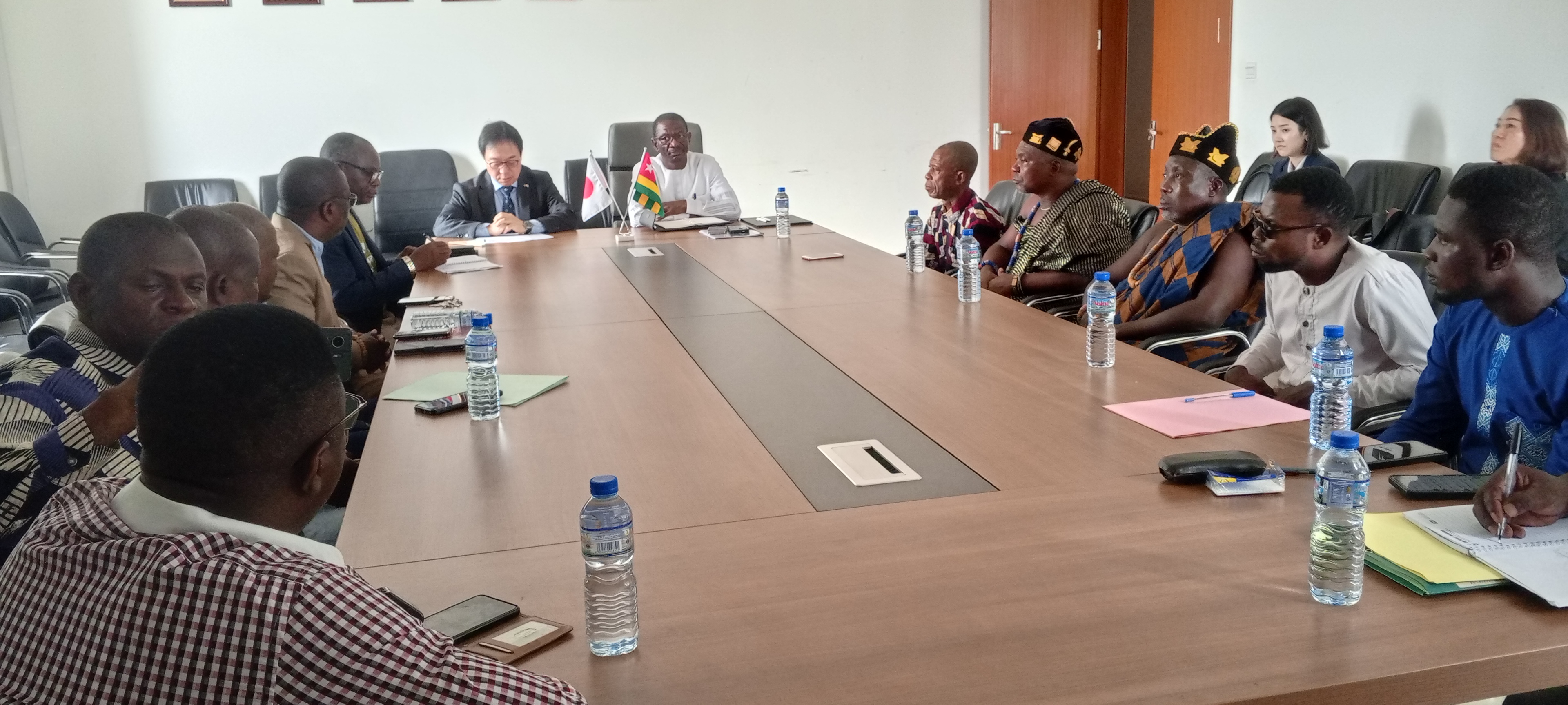 SIGNATURE D’UN CONTRAT DE DON POUR LA CONSTRUCTION DE SALLES DE CLASSE ET DE LATRINES A L’ÉCOLE PRIMAIRE PUBLIQUE DAVIÉ TÉKPO