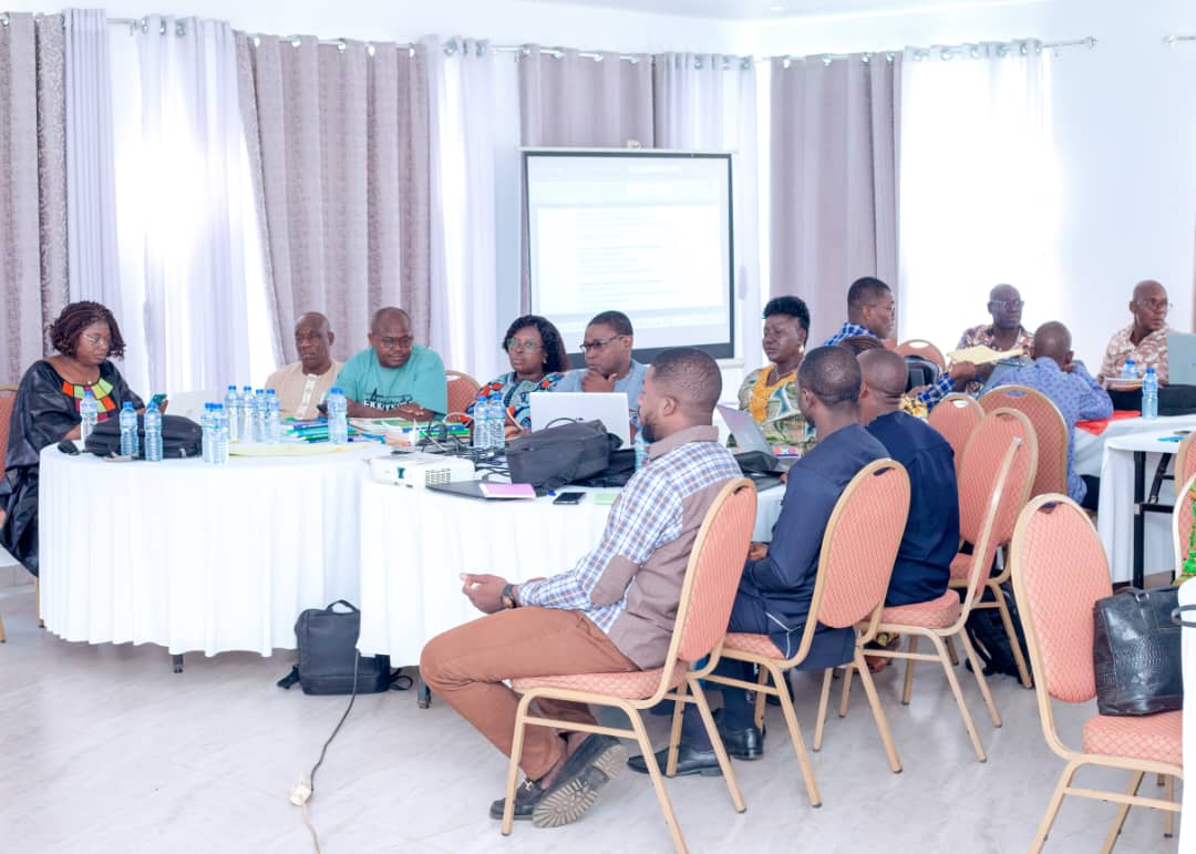 Un atelier national de rédaction des items des niveaux des échelles de compétences du primaire du ministère de l’éducation nationale se tient à Kpalimé du 17 au 26 mars 2026, sous la coordination du Centre National d’Évaluation des Apprentissages (CNEA), avec l’appui du Projet d’Amélioration de la Qualité et de l’Équité de l’Éducation de Base (PAQEEB). Cette activité s’inscrit dans la mise en œuvre des réformes visant à renforcer le dispositif national d’évaluation des apprentissages, conformément aux orientations du Plan Sectoriel de l’Éducation.