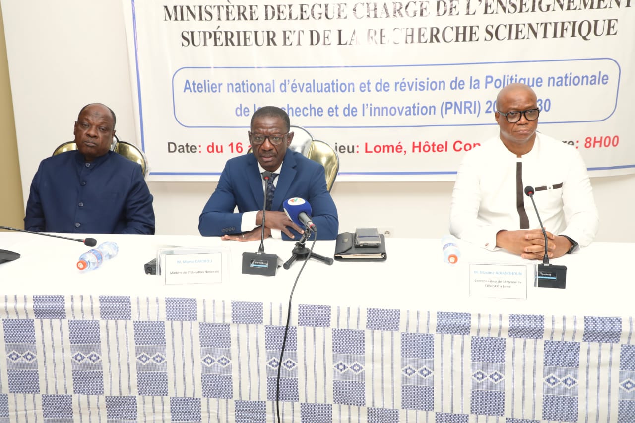 Le ministre de l’Education nationale, Mama Omorou, a lancé ce lundi 16 mars 2026, les activités de l’atelier de relecture et de révision de la Politique nationale de la recherche et de l’innovation 2021-2030, à Lomé. Réunissant des représentants des ministères, des institutions de recherches, des universités, des entreprises et des organisations de la société civile, cet atelier vise à relire le document validé depuis 2021, mais pas encore adopté jusque-là.