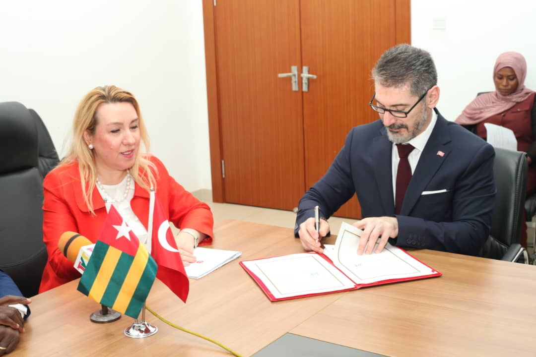 Le gouvernement de la république togolaise et le gouvernement de la république de Turquie à travers leurs ministères de l’éducation nationale, ont signé un accord de coopération dans le domaine de l’éducation ce mardi 24 Mars 2026 à Lomé. La cérémonie de signature a eu lieu en présence de Madame l’Ambassadeur de la République de Turquie et du ministre de l’Education nationale du Togo, Mama