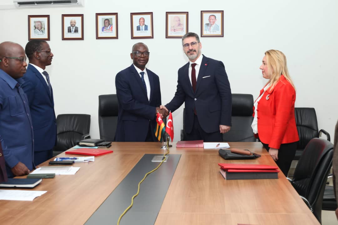 Le gouvernement de la république togolaise et le gouvernement de la république de Turquie à travers leurs ministères de l’éducation nationale, ont signé un accord de coopération dans le domaine de l’éducation ce mardi 24 Mars 2026 à Lomé. La cérémonie de signature a eu lieu en présence de Madame l’Ambassadeur de la République de Turquie et du ministre de l’Education nationale du Togo, Mama