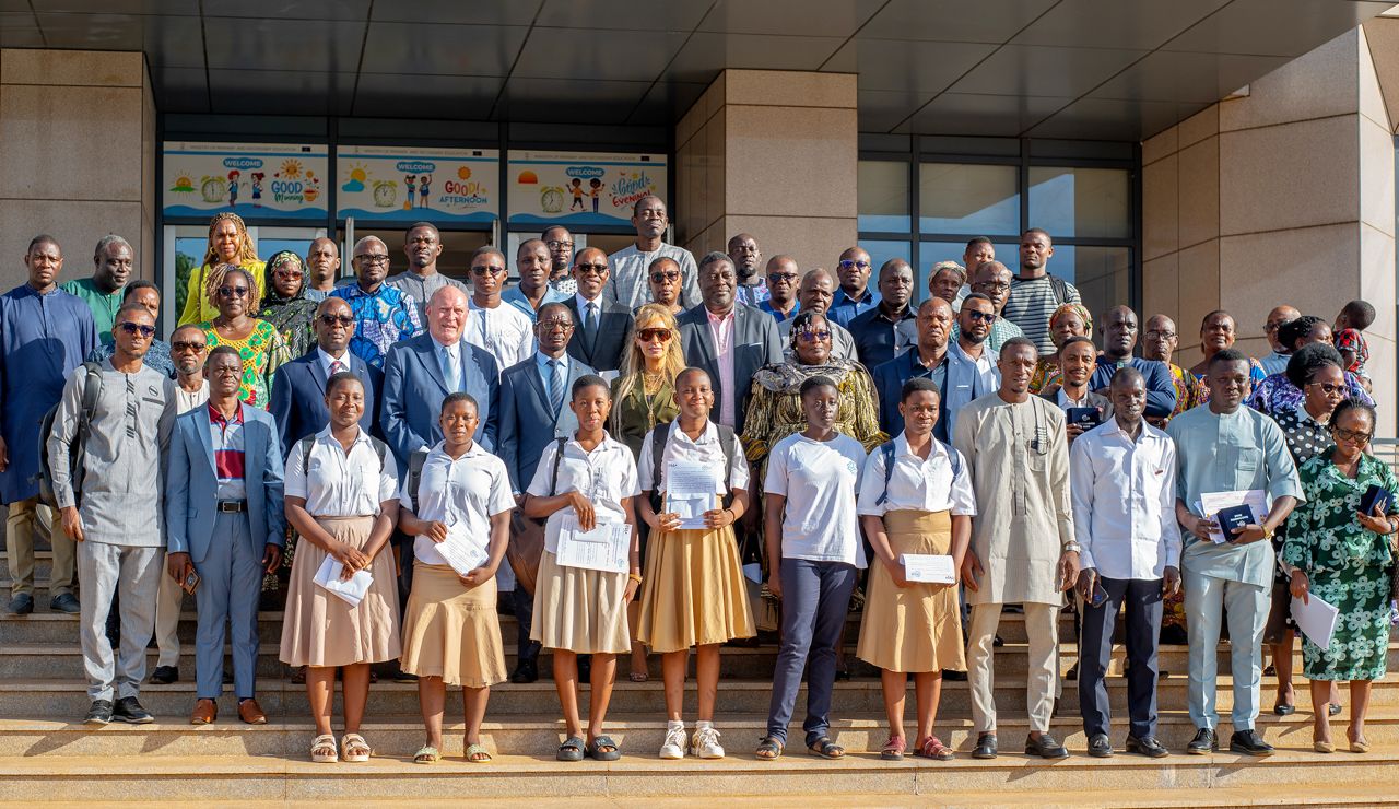 Pour la deuxième année consécutive, le ministère de l’Education nationale bénéficie d’un appui financier de la Fondation Merck à travers son programme Educating Linda. Un chèque de 6000 USD a été remis ce jeudi 20 mai 2026 à un groupe de 20 élèves défavorisés qui excellent dans les domaines scientifiques. Une initiative qui vise à les encourager dans leurs études et en faire des modèles pour d'autres filles. 