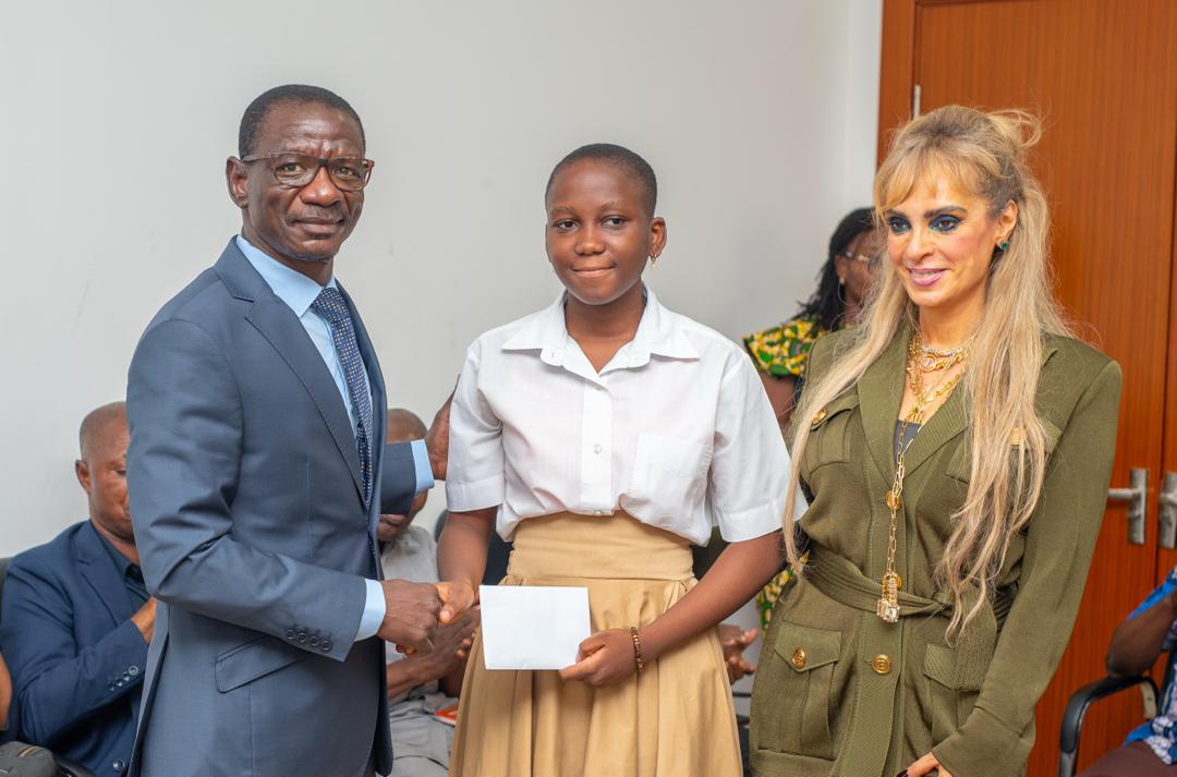 Pour la deuxième année consécutive, le ministère de l’Education nationale bénéficie d’un appui financier de la Fondation Merck à travers son programme Educating Linda. Un chèque de 6000 USD a été remis ce jeudi 20 mai 2026 à un groupe de 20 élèves défavorisés qui excellent dans les domaines scientifiques. Une initiative qui vise à les encourager dans leurs études et en faire des modèles pour d'autres filles.