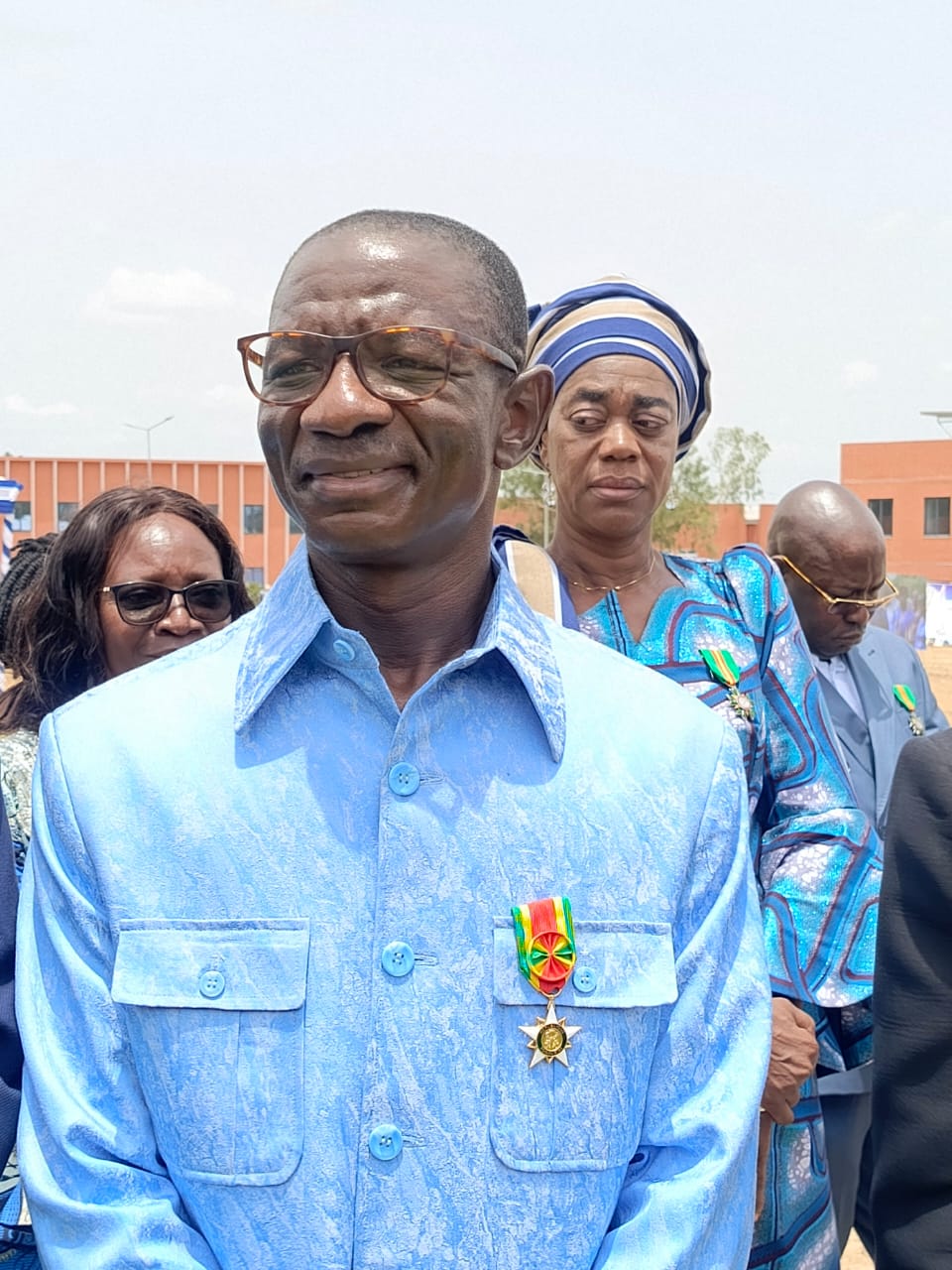Le Ministre de l'Education Nationale, Mama Omorou est désormais Officier de l'Ordre du Mono, une distinction intervenue ce 24 avril, en prélude à la célébration du soixante-sixième anniversaire d'indépendance du Togo. Le Ministre de l'Education Nationale a reçu cette prestigieuse décoration du Président du Conseil, Son Excellence Monsieur Faure Essozimna Gnassingbé.