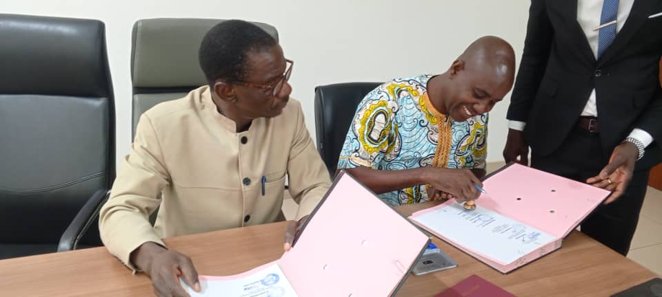 Le 14 avril 2026 s’impose désormais comme une date charnière pour le système éducatif togolais. En effet, à l’issue de plusieurs mois de concertation, le gouvernement, représenté par le ministre de l’Éducation nationale, Mama OMOROU, et le ministre de l’Économie et des Finances, Essowè Georges BARCOLA, a conclu un mémorandum d’entente avec les fédérations d’enseignants. Ainsi, cet accord institue une trêve sociale de cinq ans, ouvrant la voie à une nouvelle phase fondée sur la stabilité, la confiance et l’efficacité des réformes.