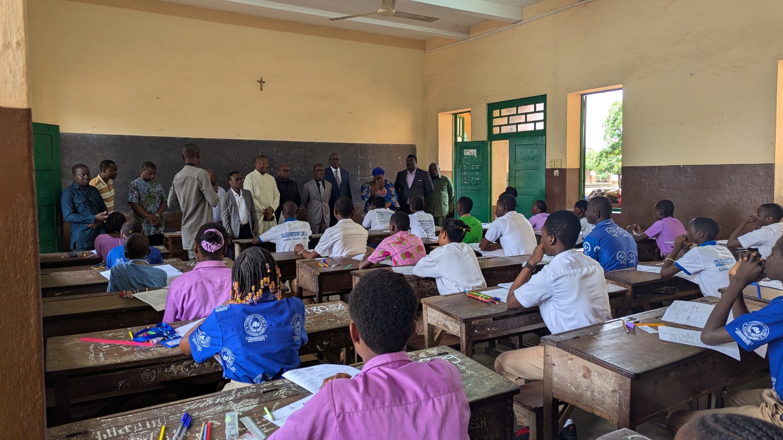 L’examen du Brevet d’Etude du Premier Cycle du secondaire (BEPC) session de juin 2026 a effectivement démarré ce mardi 09 juin 2026 sur toute l’étendue du territoire national. Au total , ils sont 144 257 candidats (73 711 garçons et 70 546 filles) répartis dans 403 centres d’écrit et 4 122 salles de classe à se présenter pour se soumettre aux épreuves de cet examen qui leur ouvre les portes du lycée.