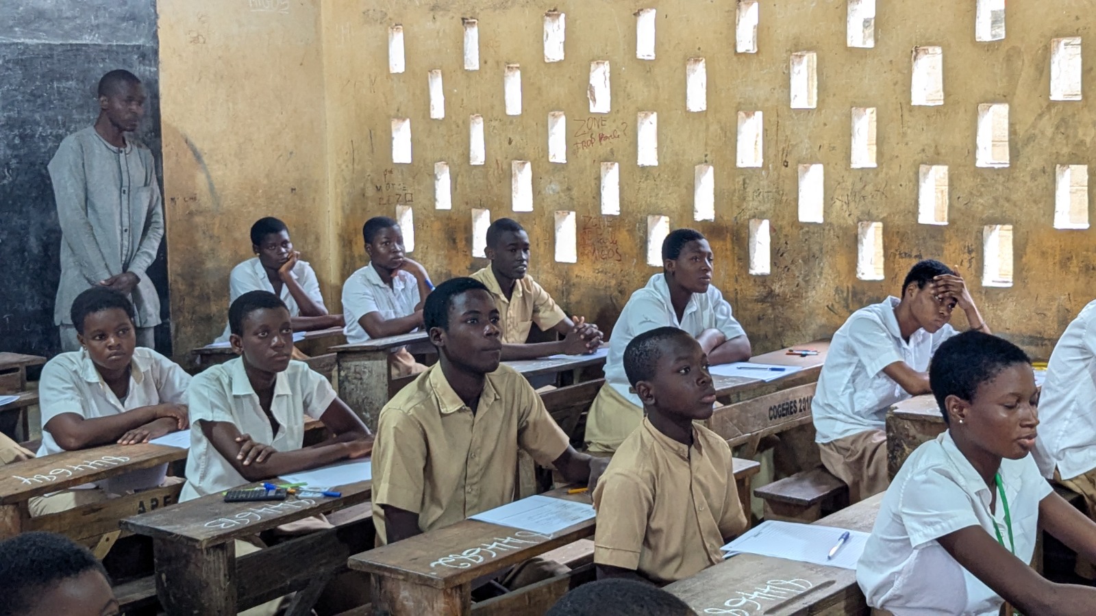 L’examen du Brevet d’Etude du Premier Cycle du secondaire (BEPC) session de juin 2026 a effectivement démarré ce mardi 09 juin 2026 sur toute l’étendue du territoire national. Au total , ils sont 144 257 candidats (73 711 garçons et 70 546 filles) répartis dans 403 centres d’écrit et 4 122 salles de classe à se présenter pour se soumettre aux épreuves de cet examen qui leur ouvre les portes du lycée.