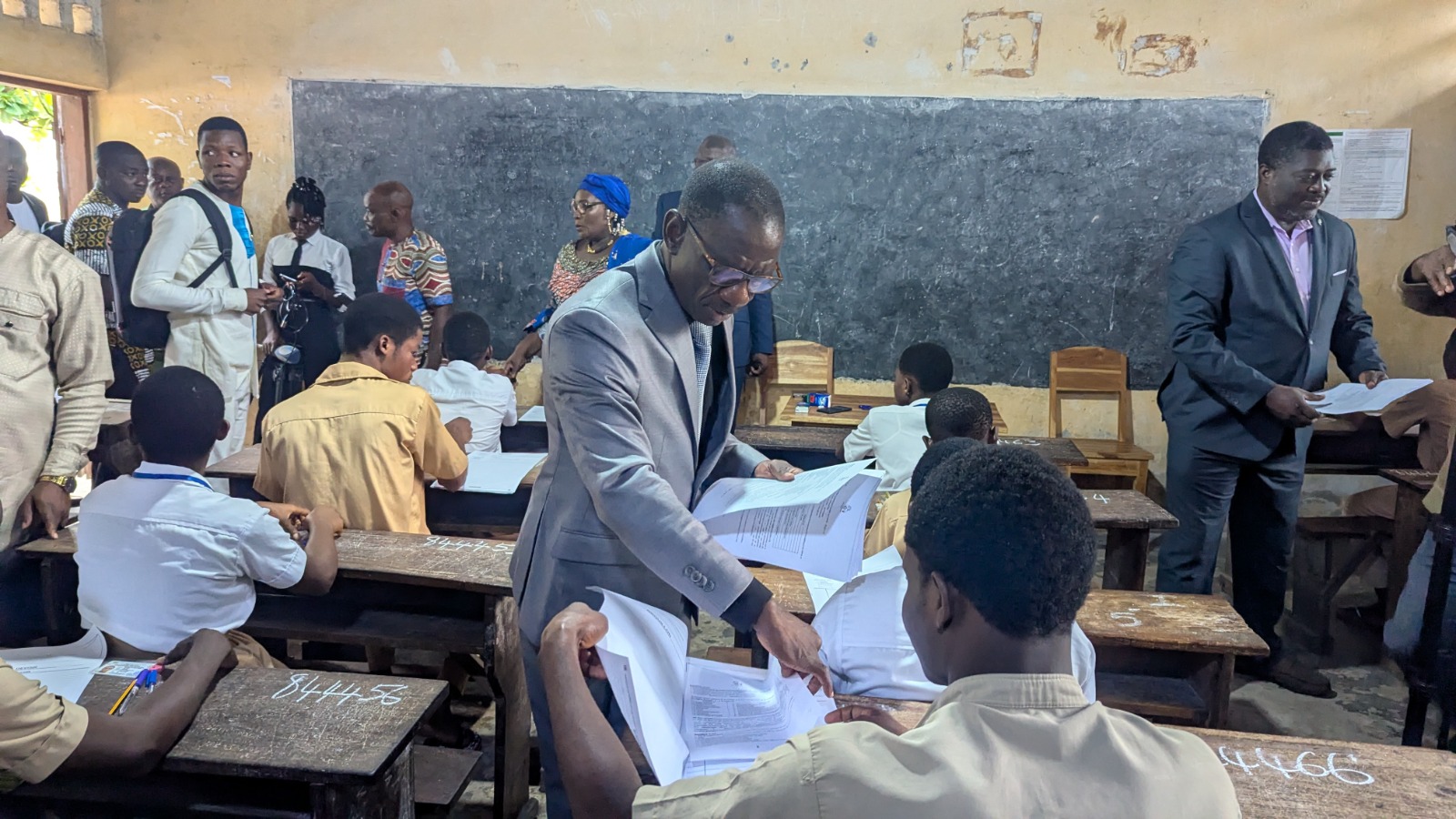 L’examen du Brevet d’Etude du Premier Cycle du secondaire (BEPC) session de juin 2026 a effectivement démarré ce mardi 09 juin 2026 sur toute l’étendue du territoire national. Au total , ils sont 144 257 candidats (73 711 garçons et 70 546 filles) répartis dans 403 centres d’écrit et 4 122 salles de classe à se présenter pour se soumettre aux épreuves de cet examen qui leur ouvre les portes du lycée.