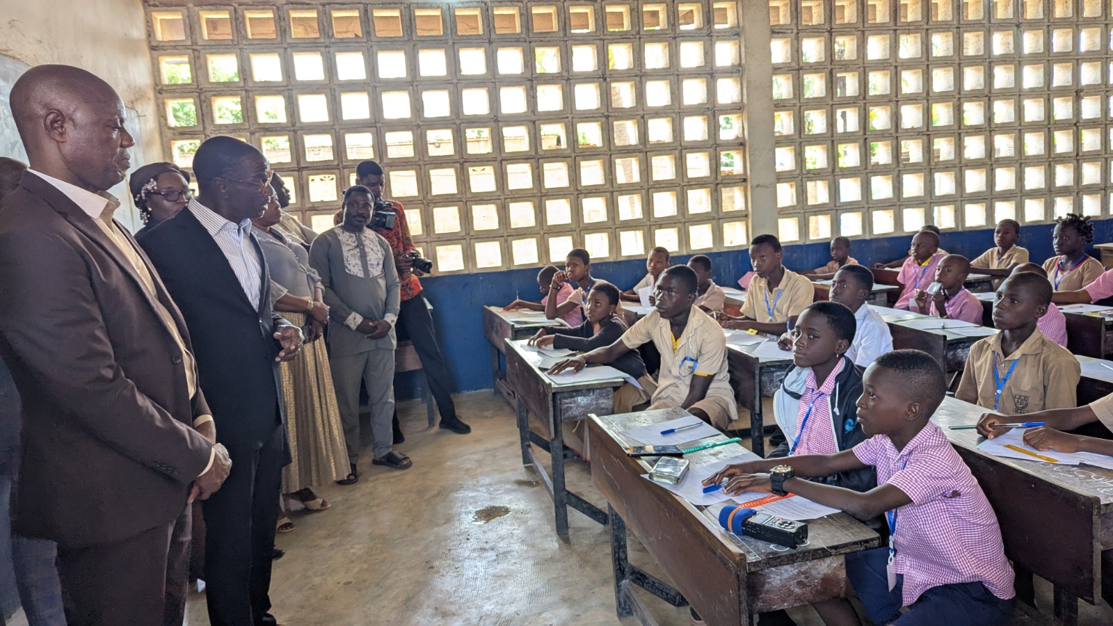 Le ministre de l’Education nationale a entrepris ce mardi 16 juin 2026 au matin, comme pour les autres examens, une tournée de lancement et de constat du démarrage de l’examen du Certificat d’Étude du Premier degré (CEPD) dans le grand Lomé. Objectif : s’assurer de l’effectivité du démarrage des épreuves et s’enquérir des conditions de composition.