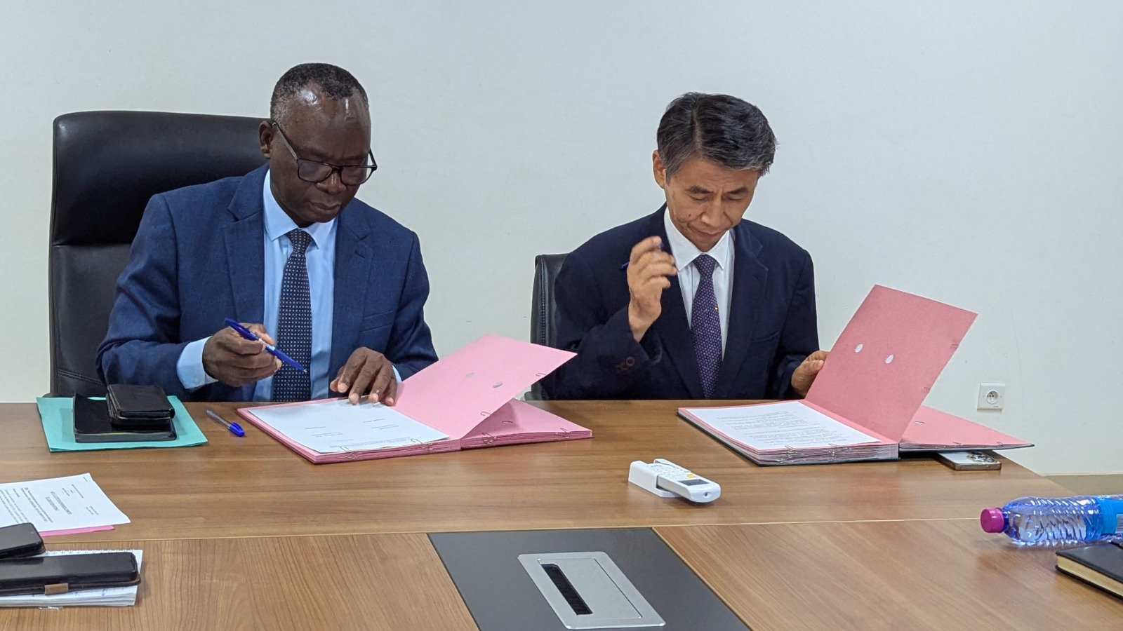 Le Ministère de l’Éducation Nationale et l’ONG International Youth Fellowship -TOGO ont procédé ce jeudi 18 Juin 2026 à la signature d’un accord de coopération d’une durée de 10 ans. Ce partenariat vise à renforcer durablement les capacités du système éducatif national à travers quatre axes stratégiques complémentaires