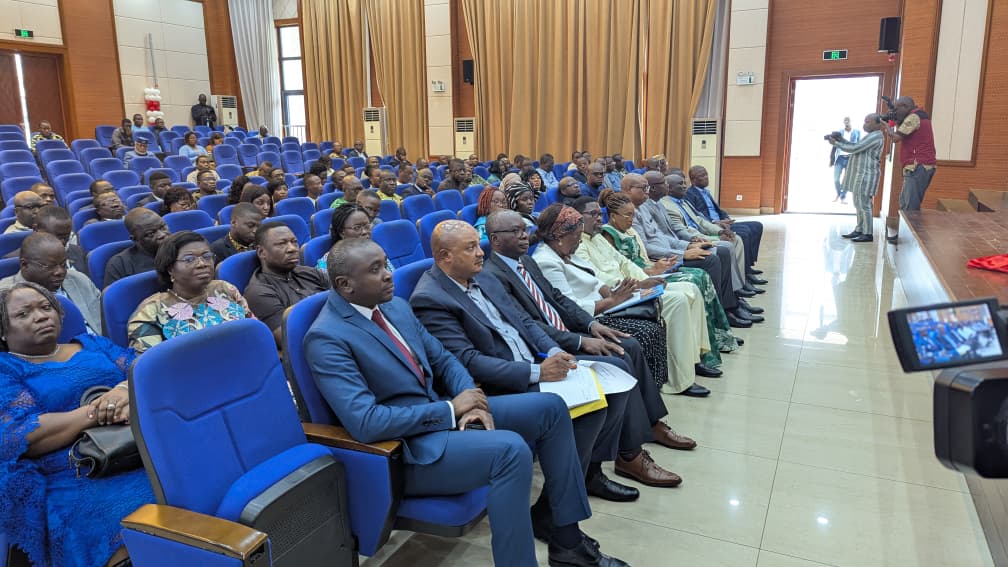 Le Ministre de l'Éducation nationale a procédé au lancement officiel de la mise à jour du Plan Sectoriel de l'Éducation (PSE), lors d’une cérémonie officielle ce jeudi. Cette mission devrait aboutir en septembre 2027 à un document actualisé, intégrant les nouvelles priorités socio-économiques du pays. Son lancement marque une étape déterminante dans le processus d'actualisation des politiques éducatives nationales afin de les adapter aux nouveaux défis du secteur et aux ambitions du Gouvernement.
