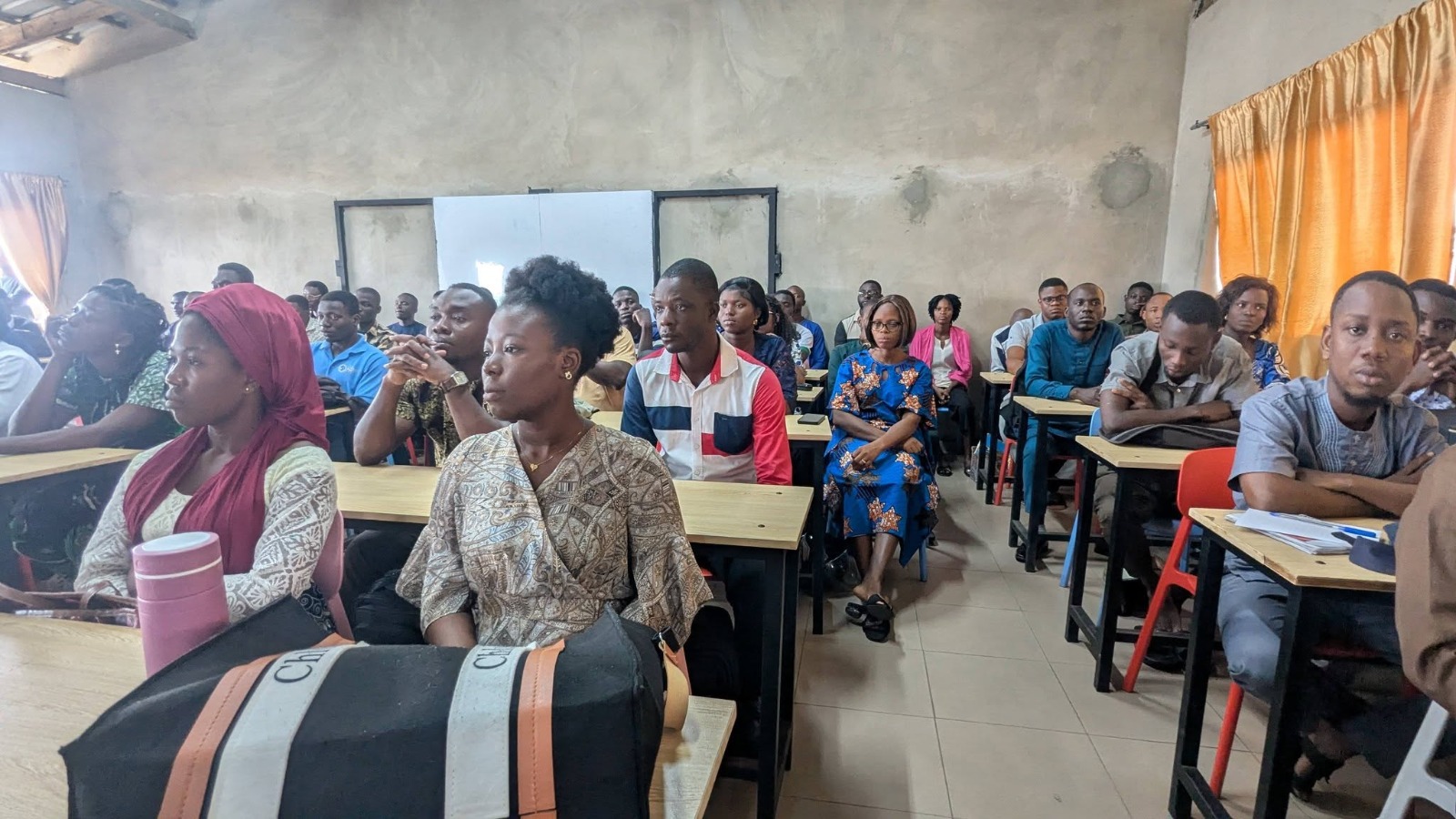 Et si l’école togolaise devenait demain le premier laboratoire où naissent les solutions technologiques du pays ? C’est l’ambition portée par le Gouvernement à travers la formation de 101 Fabmanagers, lancée lundi 24 août 2026 à l’Institut national de formation et de perfectionnement professionnels (INFPP) par le ministère de l’Education nationale. À la croisée de l’éducation, du numérique et de l’innovation, cette initiative entend transformer la manière d’apprendre les sciences et préparer les jeunes aux défis technologiques de demain.