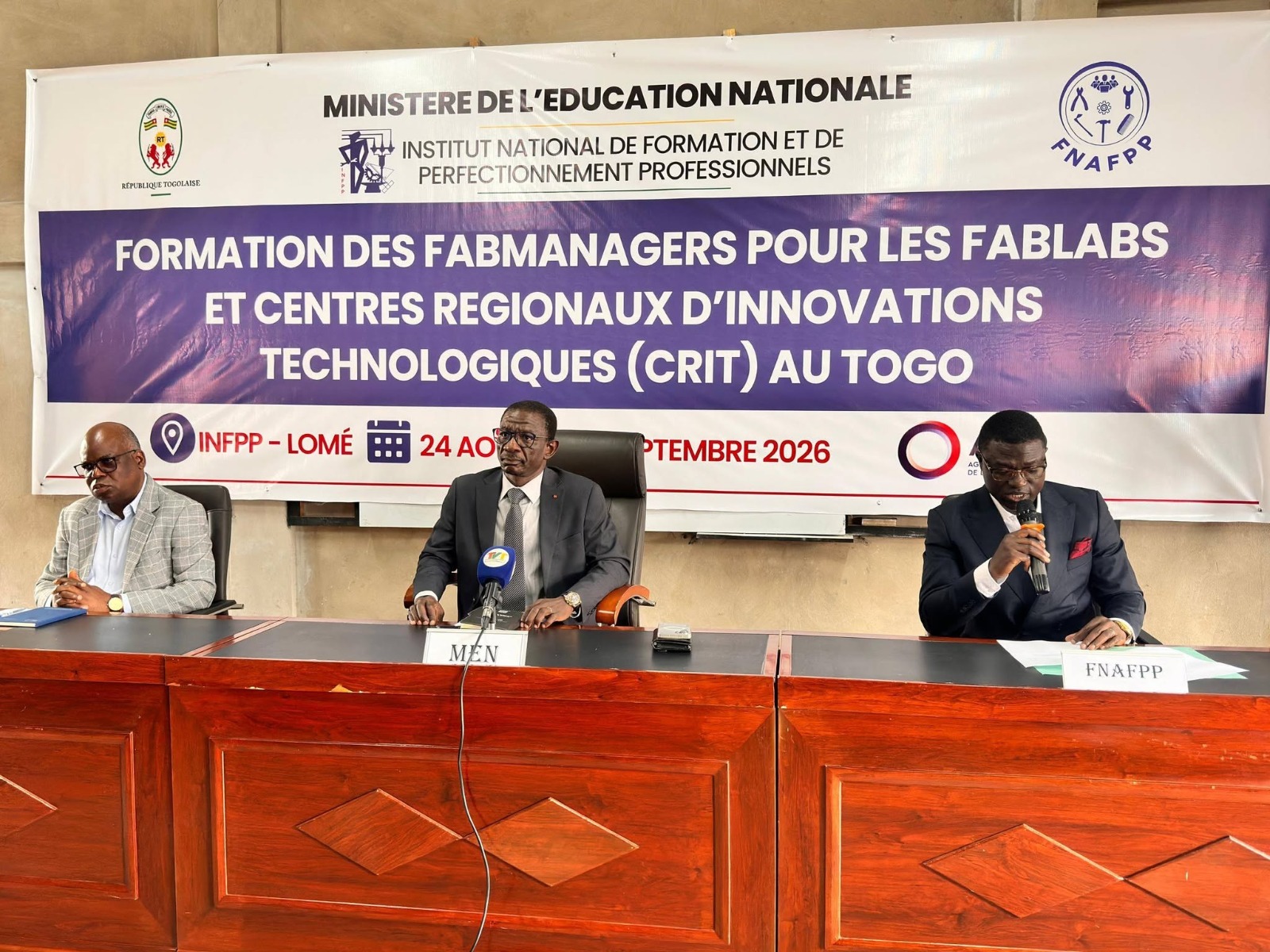 Et si l’école togolaise devenait demain le premier laboratoire où naissent les solutions technologiques du pays ? C’est l’ambition portée par le Gouvernement à travers la formation de 101 Fabmanagers, lancée lundi 24 août 2026 à l’Institut national de formation et de perfectionnement professionnels (INFPP) par le ministère de l’Education nationale. À la croisée de l’éducation, du numérique et de l’innovation, cette initiative entend transformer la manière d’apprendre les sciences et préparer les jeunes aux défis technologiques de demain.
