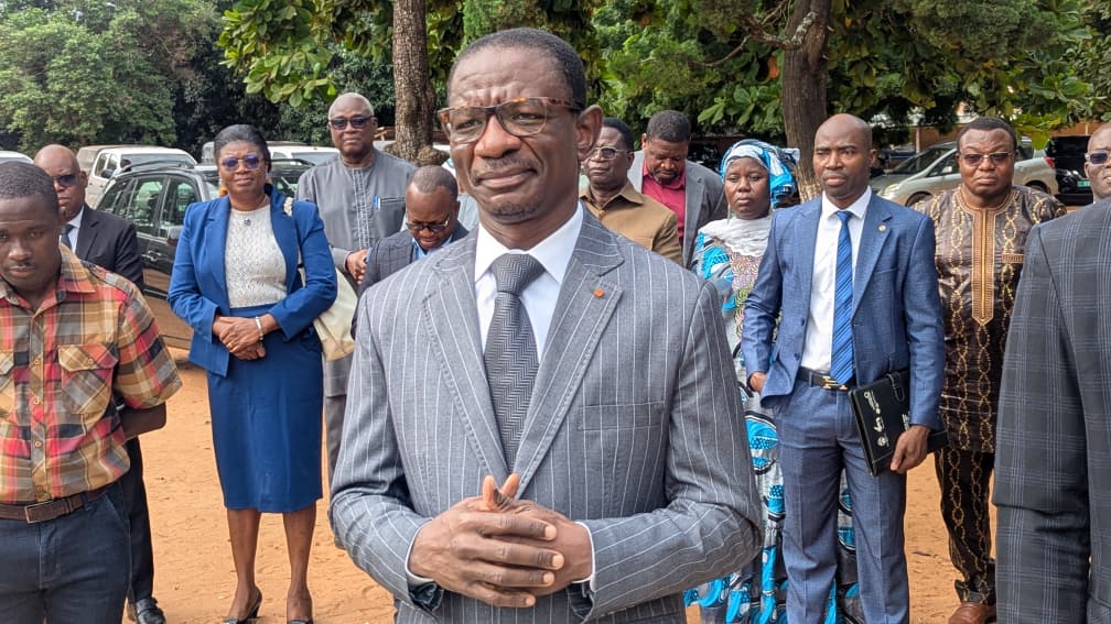 Le Ministre de l'Education Nationale Mama Omorou a lancé ce matin du 10 août 2026, la formation des nouveaux enseignants déclarés provisoirement admis à l'issue du dernier concours de recrutement des enseignants fonctionnaires. À la suite de leurs collègues des spécialités Mathématiques et Sciences Physiques ayant démarré leur formation une semaine plus tôt, ils sont 3136 nouveaux enseignants de tous les cycles et des autres spécialités à démarrer cette formation dans les sept Régions Éducatives du Togo ce lundi. La formation a été officiellement lancé par le ministre au Lycée Tokoin II pour le compte des admis de la Région éducative du Gand-Lomé.