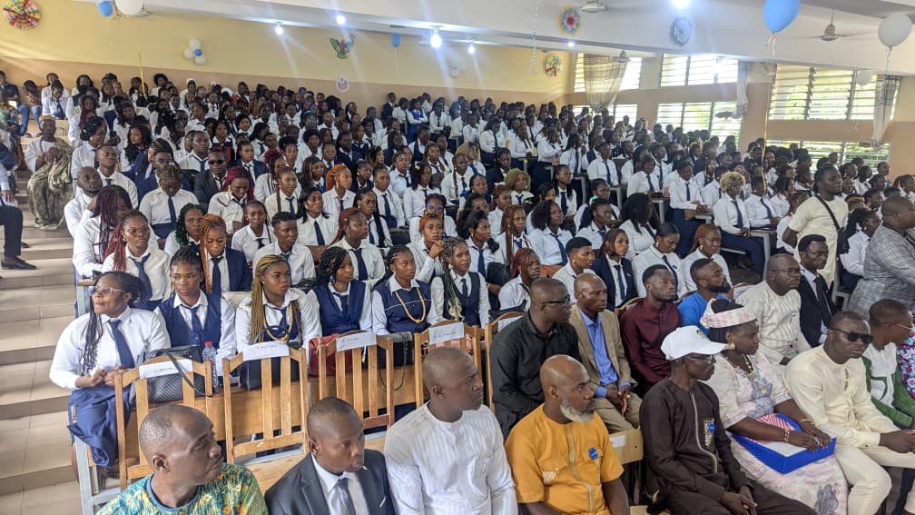 L’École normale de formation des professeurs d’école (ENFPE) d’Adéta dans la préfecture de Kpélé, a accueilli ce vendredi 11 septembre 2026 la cérémonie de clôture de la formation des élèves-professeurs d’école (EPE), promotion 2024-2026. Cette cérémonie a marqué l’aboutissement de deux années de formation et de professionnalisation avec la remise des attestations aux apprenants au terme de leur parcours. La Cérémonie s’est déroulée en présence du ministre de l’Education nationale qui a officiellement clôturé en présence des préfets de Kpélé et de l’Ogou et de bien d’autres autorités de divers rangs.