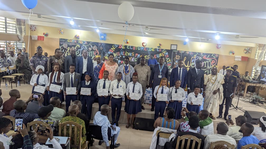 L’École normale de formation des professeurs d’école (ENFPE) d’Adéta dans la préfecture de Kpélé, a accueilli ce vendredi 11 septembre 2026 la cérémonie de clôture de la formation des élèves-professeurs d’école (EPE), promotion 2024-2026. Cette cérémonie a marqué l’aboutissement de deux années de formation et de professionnalisation avec la remise des attestations aux apprenants au terme de leur parcours. La Cérémonie s’est déroulée en présence du ministre de l’Education nationale qui a officiellement clôturé en présence des préfets de Kpélé et de l’Ogou et de bien d’autres autorités de divers rangs.
