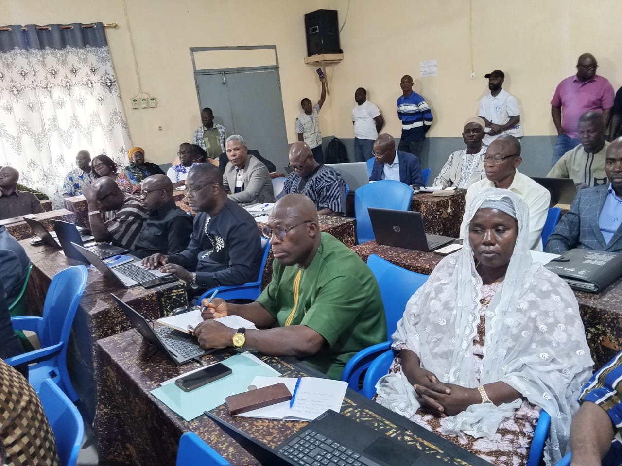 Le Ministre de l’Éducation Nationale, accompagné du Ministre délégué chargé de l’Enseignement Supérieur et de la Recherche et en présence des principaux acteurs du système éducatif togolais a ouvert à Atakpamé ce jeudi 4 septembre 2026, les travaux d’une retraite consacrée au bilan de l’année scolaire 2025-2026 et à la préparation de la rentrée scolaire 2026-2027. Durant trois jours, les Directeurs centraux et régionaux de l’Éducation, les responsables des structures de formation, les coordonnateurs de projets, les partenaires techniques et financiers, les organisations syndicales, les associations de parents d’élèves et les autres acteurs du secteur examinent les résultats obtenus, les difficultés rencontrées et les priorités à retenir pour la nouvelle année scolaire