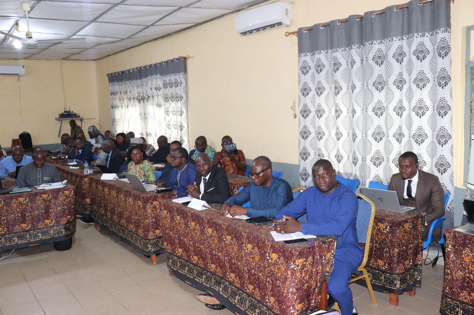 Le Ministre de l’Éducation Nationale, accompagné du Ministre délégué chargé de l’Enseignement Supérieur et de la Recherche et en présence des principaux acteurs du système éducatif togolais a ouvert à Atakpamé ce jeudi 4 septembre 2026, les travaux d’une retraite consacrée au bilan de l’année scolaire 2025-2026 et à la préparation de la rentrée scolaire 2026-2027. Durant trois jours, les Directeurs centraux et régionaux de l’Éducation, les responsables des structures de formation, les coordonnateurs de projets, les partenaires techniques et financiers, les organisations syndicales, les associations de parents d’élèves et les autres acteurs du secteur examinent les résultats obtenus, les difficultés rencontrées et les priorités à retenir pour la nouvelle année scolaire