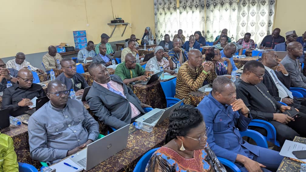 Le Ministre de l’Éducation Nationale, accompagné du Ministre délégué chargé de l’Enseignement Supérieur et de la Recherche et en présence des principaux acteurs du système éducatif togolais a ouvert à Atakpamé ce jeudi 4 septembre 2026, les travaux d’une retraite consacrée au bilan de l’année scolaire 2025-2026 et à la préparation de la rentrée scolaire 2026-2027. Durant trois jours, les Directeurs centraux et régionaux de l’Éducation, les responsables des structures de formation, les coordonnateurs de projets, les partenaires techniques et financiers, les organisations syndicales, les associations de parents d’élèves et les autres acteurs du secteur examinent les résultats obtenus, les difficultés rencontrées et les priorités à retenir pour la nouvelle année scolaire