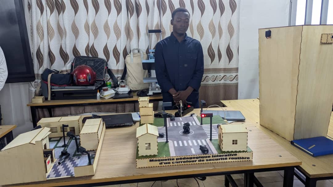Après quatre semaines de formation intensive, les 101 Fabmanagers sont désormais prêts à rejoindre le terrain. Ils ont achevé, vendredi 18 septembre 2026 à Lomé, leur phase résidentielle. Leur prochaine mission : faire des FabLabs de véritables espaces de création, d’expérimentation et d’apprentissage au service de la jeunesse togolaise.
