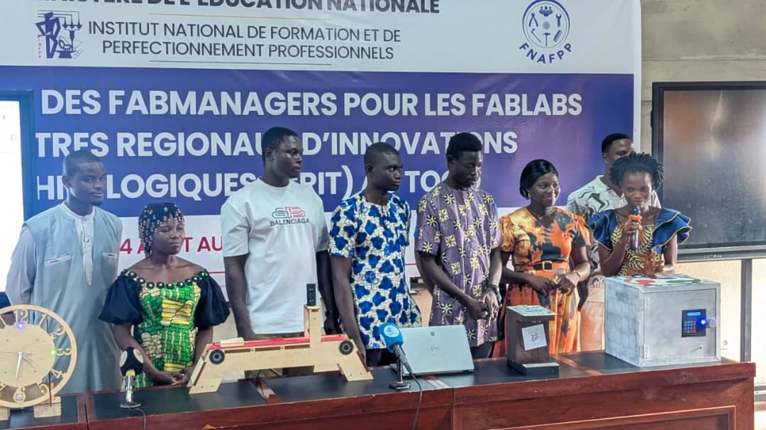 Après quatre semaines de formation intensive, les 101 Fabmanagers sont désormais prêts à rejoindre le terrain. Ils ont achevé, vendredi 18 septembre 2026 à Lomé, leur phase résidentielle. Leur prochaine mission : faire des FabLabs de véritables espaces de création, d’expérimentation et d’apprentissage au service de la jeunesse togolaise.
