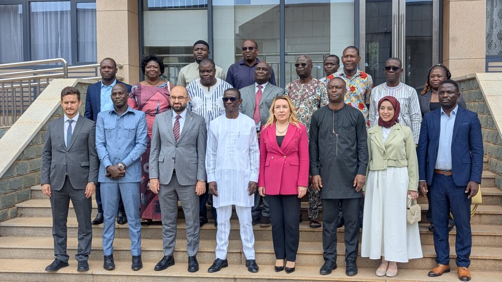 L’Auditorium des Trois Ministères a servi de cadre, ce vendredi 18 septembre 2026, à une cérémonie de remise de kits scolaires destinés aux élèves togolais. L’initiative, portée par l’Ambassade de la République de Türkiye au Togo et la Fondation Maarif, a été réalisée en collaboration avec le ministère de l’Éducation nationale. La cérémonie s’est déroulée en présence du ministre de l’Éducation nationale, Mama Omorou, et de l’ambassadeur de Türkiye au Togo, Madame Muteber Kiliç.