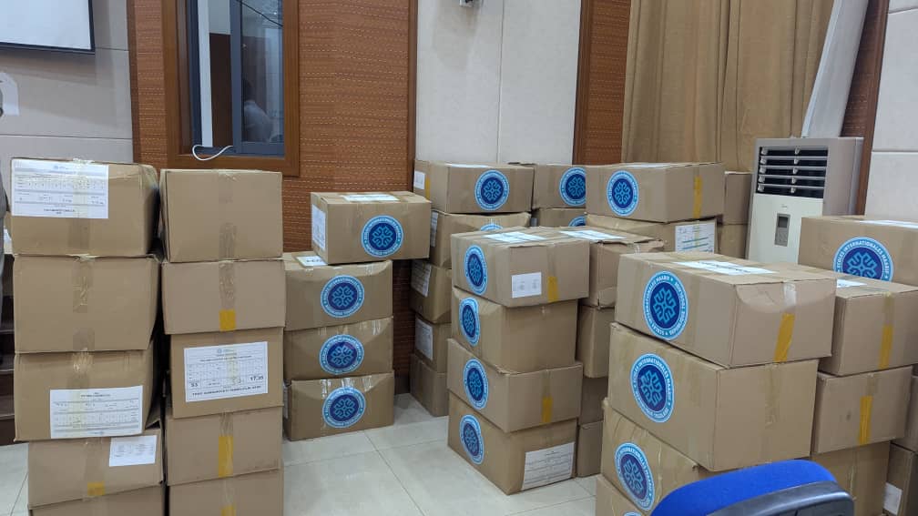 L’Auditorium des Trois Ministères a servi de cadre, ce vendredi 18 septembre 2026, à une cérémonie de remise de kits scolaires destinés aux élèves togolais. L’initiative, portée par l’Ambassade de la République de Türkiye au Togo et la Fondation Maarif, a été réalisée en collaboration avec le ministère de l’Éducation nationale. La cérémonie s’est déroulée en présence du ministre de l’Éducation nationale, Mama Omorou, et de l’ambassadeur de Türkiye au Togo, Madame Muteber Kiliç.